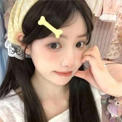 《黑衣女孩》封面